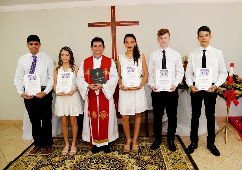 Cinco jovens confessam a sua fé em São Roque do Canaã, ES