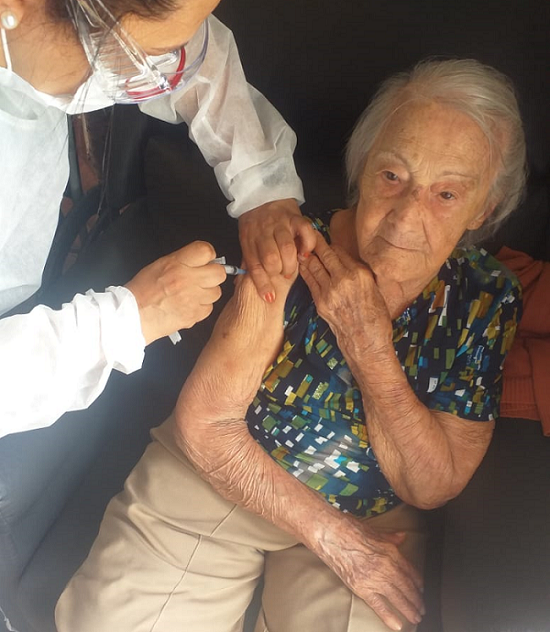 Luterana, de 101 anos, é vacinada contra Covid-19