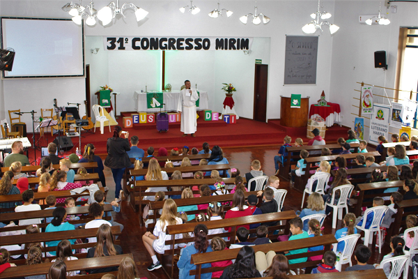 Congresso Mirim do Distrito Lago Itaipu reúne mais de 400 pessoas