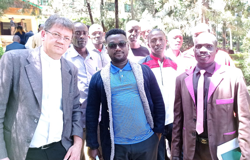 Presidente da IELB com seminaristas da Igreja Luterana do Quênia